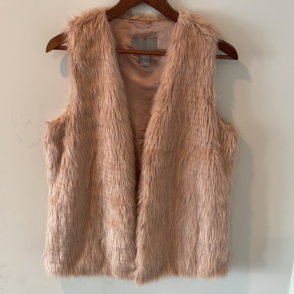 Kenar Faux Fur Vest - Picture 4 of 8